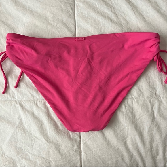 brand new Roxy swimsuit - Picture 3 of 8